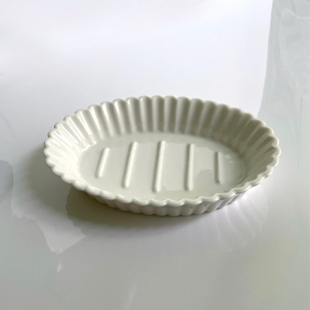 NEW 2015 Martha Stewart Collection ceramic soap dish in scallop style